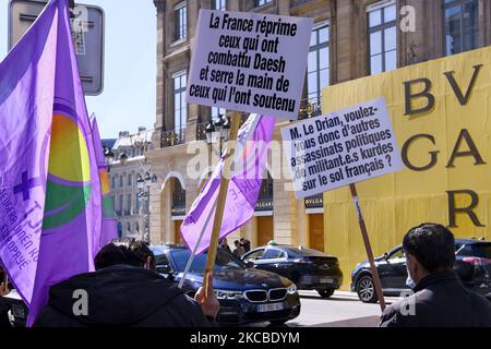 Des gens participent à une manifestation pour trois militants kurdes tués à Paris, en France, sur 24 mars 2021. Après la confession d'Ismail Hakk? Pekin, ancien chef du département des renseignements généraux de l'armée turque, concernant la mort d'activistes kurdes à Paris, Le Conseil démocratique kurde de France s'est réuni près du ministère de la Justice pour demander aux autorités françaises de déclassifier les informations détenues par les services de renseignement concernant l'assassinat à Paris, sur 9 janvier 2013, des militants Sakine Cansiz, Fidan Dogan et Leyla Saylemez. (Photo de Vincent Koebel/NurPh Banque D'Images