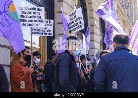 Des gens participent à une manifestation pour trois militants kurdes tués à Paris, en France, sur 24 mars 2021. Après la confession d'Ismail Hakk? Pekin, ancien chef du département des renseignements généraux de l'armée turque, concernant la mort d'activistes kurdes à Paris, Le Conseil démocratique kurde de France s'est réuni près du ministère de la Justice pour demander aux autorités françaises de déclassifier les informations détenues par les services de renseignement concernant l'assassinat à Paris, sur 9 janvier 2013, des militants Sakine Cansiz, Fidan Dogan et Leyla Saylemez. (Photo de Vincent Koebel/NurPh Banque D'Images