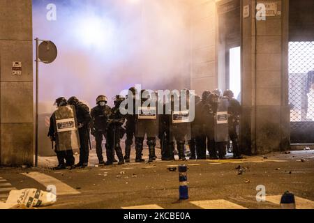 Des policiers se tiennent en garde lors d'un rassemblement contre l'emprisonnement du rappeur espagnol Pablo Hasel, à Barcelone, en Espagne, sur 16 février 2021. Les manifestants ont brûlé des conteneurs et lancé des objets à la police (photo de Hugo Fernandez Alcaraz/NurPhoto) Banque D'Images