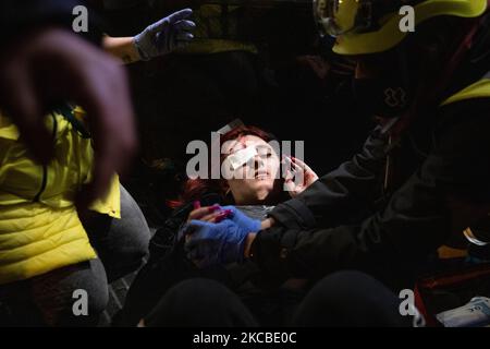 Manifestations pour l'arrestation du rappeur Pablo Hasel, qui s'est produit dans la ville de Barcelone, en Espagne, sur 16 février 2021. Les manifestants ont brûlé des conteneurs et lancé des objets à la police (photo de Hugo Fernandez Alcaraz/NurPhoto) Banque D'Images