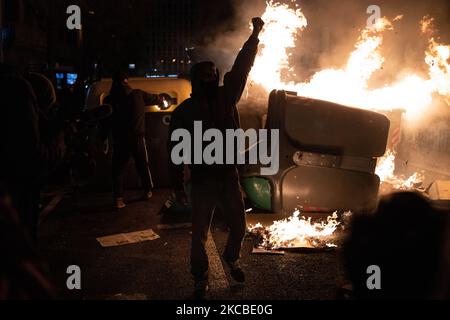 Manifestations pour l'arrestation du rappeur Pablo Hasel, qui s'est produit dans la ville de Barcelone, en Espagne, sur 16 février 2021. Les manifestants ont brûlé des conteneurs et lancé des objets à la police (photo de Hugo Fernandez Alcaraz/NurPhoto) Banque D'Images