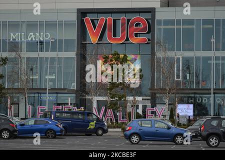 Un logo de la société de cinéma vue, anciennement SBC International Cinemas, une société multinationale de cinéma vue dans le centre commercial de Liffey Valley. Mercredi, 23 mars 2021, à Dublin, Irlande. (Photo par Artur Widak/NurPhoto) Banque D'Images