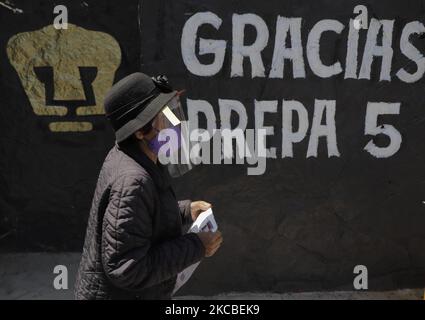 Un adulte plus âgé arrive dans les locaux de l'école préparatoire nationale n° 5 José Vasconcelos de l'Université nationale autonome du Mexique, situé dans le district de Tlalpan à Mexico, À être immunisé avec le produit biologique Sinovac pendant l'urgence sanitaire COVID-19 et le feu de circulation épidémiologique orange dans la capitale. (Photo de Gerardo Vieyra/NurPhoto) Banque D'Images