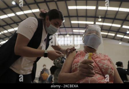 Un adulte plus âgé est immunisé avec le produit biologique Sinovac dans les installations de l'école préparatoire nationale n° 5 José Vasconcelos de l'Université autonome nationale du Mexique, situé dans le district de Tlalpan de Mexico, pendant l'urgence sanitaire COVID-19 et le feu de circulation épidémiologique orange dans la capitale. (Photo de Gerardo Vieyra/NurPhoto) Banque D'Images