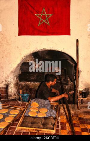 Baker faisant du pain plat traditionnel dans une boulangerie de la médina (vieille ville) de Fès au Maroc, en Afrique. L'ancienne ville de Fez (Fès) est la deuxième plus grande ville du Maroc et la ville a souvent été appelée la « mecca de l'Ouest » et l'« Athènes de l'Afrique ». (Photo de Creative Touch Imaging Ltd./NurPhoto) Banque D'Images