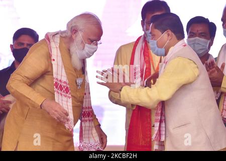 Le Premier ministre indien Narendra Modi a été félicité lors d'un rassemblement de campagne électorale en prévision de l'Assam à Sipajhar dans le district de Darrang à Assam, en inde, sur 24 mars 2021. (Photo d'Anuwar Hazarika/NurPhoto) Banque D'Images