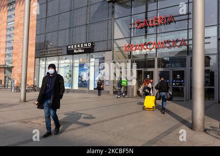 Les passants dans des masques protecteurs se prominent devant le centre commercial Galeria Krakowska dans la vieille ville de Cracovie alors que le gouvernement annonce de nouvelles restrictions thither parmi les plus élevées depuis le début de la pandémie de nombre de cas Covid-19 en Pologne sur 25 mars 2021. Alors que la Pologne est la troisième vague de coronavirus qui balaierait le pays, les familles pourraient ne plus pouvoir passer les vacances de Pâques ensemble. (Photo par Dominika Zarzycka/NurPhoto) Banque D'Images