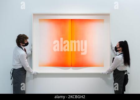 LONDRES, ROYAUME-UNI - 26 MARS 2021: Des membres du personnel présentent Anish Kapoor's (b. 1954) gravure en couleurs du pli VI, 2016, estimation: £20 000-30 000 pendant les préparatifs de la vente en ligne de 'Prints & multiples' à la maison de vente Christie's, sur 26 mars 2021 à Londres, Angleterre. (Photo de Wiktor Szymanowicz/NurPhoto) Banque D'Images