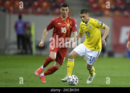 Vlatko Stojanovski et Razvan Marin lors de la coupe du monde de la FIFA, Qatar 2022 qualification football match Roumanie / Macédoine du Nord à Bucarest, sur 25 mars 2021. (Photo par Alex Nicodim/NurPhoto) Banque D'Images