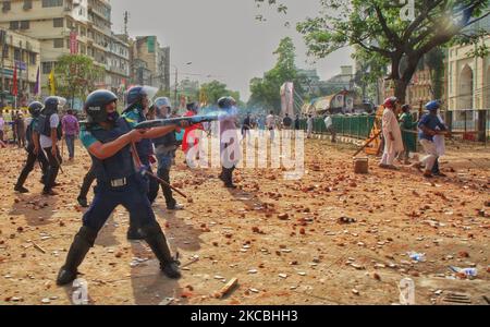 Une police anti-émeutes a tiré sur des tirs tandis que des militants de groupes islamistes se sont opposés à la police lors d'une manifestation contre la visite du Premier ministre indien Modi à Dhaka sur 26 mars 2021. Au moins 80 personnes ont été blessées en tant que militants de différents partis islamistes qui manifestaient lors de la visite du Premier ministre indien Narendra Modifier au Bangladesh, enfermée dans un affrontement avec la police et les militants de la Ligue Awai au pouvoir dans la mosquée nationale Baitul Mukarrom à Dhaka après la prière de Jumma vendredi. (Photo de Sony Ramany/NurPhoto) Banque D'Images