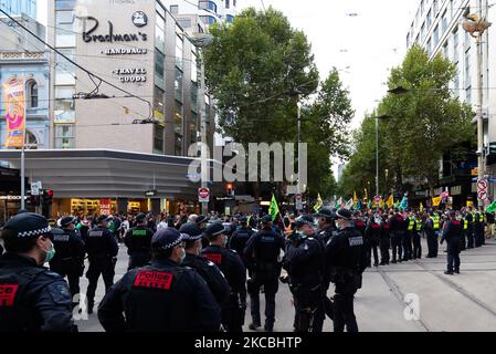 Une vue générale de la rue Bourke comme une quantité écrasante d'officiers de police est vue lors d'une manifestation organisée par un groupe mondial de mouvement environnemental extinction rébellion qui a commencé à la Bibliothèque d'État, à Melbourne, en Australie vendredi, 26 mars 2021. La rébellion d'extinction de groupe d'activistes organise une série d'événements dans toutes les villes de la capitale australienne, les manifestations à Melbourne sont prévues pour une durée de 6 jours, ce qui encourage les actions sur les questions environnementales. (Photo par Mikko Robles/NurPhoto) Banque D'Images