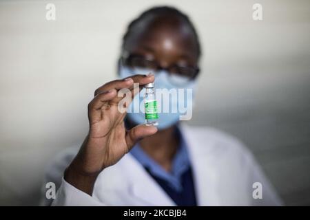 Une infirmière du Kenyatta National Hospital présente un flacon du vaccin Covid-19 Covishield, la version indienne du vaccin Oxford-AstraZeneca produit par le Serum Institute of India. À Nairobi, Kenya, on 24 mars 2021. (Photo de Robert Bonet/NurPhoto) Banque D'Images