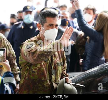 Le général Francesco Paolo Figliuolo, commissaire extraordinaire pour l'urgence Covid-19, visite du centre de vaccination de Messine. (Photo de Gabriele Maricchiolo/NurPhoto) Banque D'Images