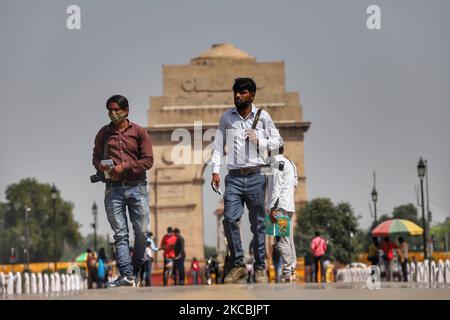 Photographes attendant les visiteurs près de la porte de l'Inde à New Delhi, Inde, le 27 mars 2021. Après avoir battu quelques records de Covid-19, Delhi a signalé samedi son pic quotidien le plus élevé de cas de Covid-19 depuis 15 décembre, le plus grand nombre de décès quotidiens depuis 23 janvier et compte actuellement le plus grand nombre de cas actifs depuis 27 décembre. (Photo de Nasir Kachroo/NurPhoto) Banque D'Images