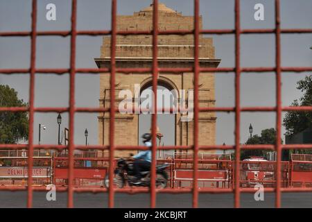 Un motard se déplace près de la porte de l'Inde, à New Delhi, en Inde, le 27 mars 2021. Après avoir battu quelques records de Covid-19, Delhi a signalé samedi son pic quotidien le plus élevé de cas de Covid-19 depuis 15 décembre, le plus grand nombre de décès quotidiens depuis 23 janvier et compte actuellement le plus grand nombre de cas actifs depuis 27 décembre. (Photo de Nasir Kachroo/NurPhoto) Banque D'Images