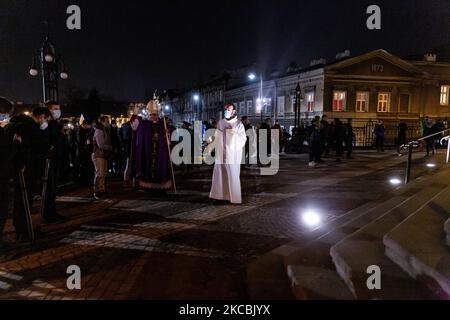 Les fidèles prient à la cathédrale Saint-Joseph au début de la voie extrême de la croix à Cracovie, en Pologne, le 26 mars 2021. L'événement Pascal commence par une messe le soir. Les participants marchent ensuite vers leur destination dans la nuit et dans le silence, habituellement une distance d'environ 40 kilomètres avec une méditation sur les quatorze stations de la passion et de la crucifixion de Jésus. Pâques est une fête religieuse importante en Pologne, un pays catholique européen. (Photo par Dominika Zarzycka/NurPhoto) Banque D'Images