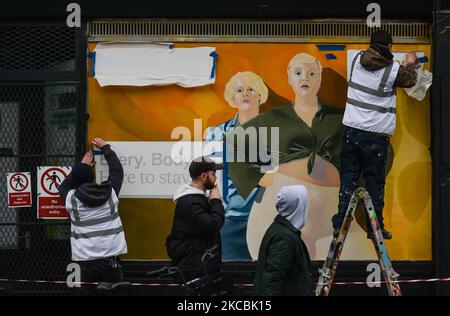 Les artistes irlandais Cormac Dillon (Mack Signs) et Loughlin Brady Smith (Locked Letters) travaillent dans le centre-ville de Dublin sur une nouvelle fresque pour la campagne de marketing de printemps de Zalando "Here to Stay". La campagne vise à favoriser un dialogue autour de valeurs fondamentales, telles que la diversité et l’inclusion, la durabilité et l’autonomisation des femmes. Samedi, 27 mars 2021, à Dublin, Irlande. (Photo par Artur Widak/NurPhoto) Banque D'Images