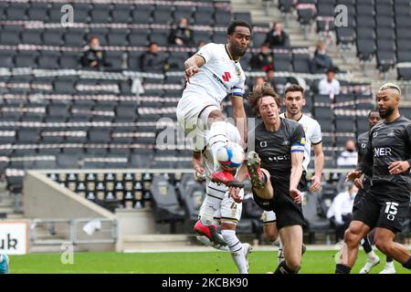 Milton Keynes dédonne Cameron Jerome lors de la deuxième moitié de la Sky Bet League un match entre MK Dons et Doncaster Rovers au stade MK, Milton Keynes, le samedi 27th mars 2021. (Photo de John Cripps/MI News/NurPhoto) Banque D'Images