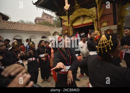 Le peuple népalais dans une danse traditionnelle en tenue de danse dans un morceau d'instruments traditionnels pendant la célébration Holi ou Fagu Purnima, les festivals de couleurs à Kirtipur, Katmandou, Népal le dimanche, 28 mars 2021. Les gens célèbrent Holi partout au Népal ainsi qu'en Inde. (Photo de Narayan Maharajan/NurPhoto) Banque D'Images