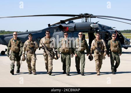 HH-60G pilotes de Pave Hawk, tireur, chef d'équipage et parajumpers. Banque D'Images