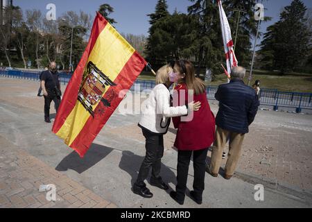 Le drapeau pré-constitutionnel espagnol flotte dans les airs lors d'un rassemblement de partisans de droite à Arco de la Victoria commémorant le 82nd anniversaire de l'entrée de Franco et d'autres forces rebelles à Madrid à la suite du coup d'État espagnol de juillet 1936 contre la deuxième République espagnole, sur 28 mars, 2021 à Madrid, Espagne. Le général Francisco Franco Bahamonde a été le dictateur de l'Espagne de 1939, après la fin de la guerre civile espagnole, jusqu'à sa mort en 1975. (Photo par Oscar Gonzalez/NurPhoto) Banque D'Images