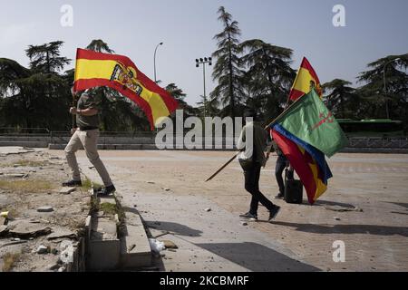 Le drapeau pré-constitutionnel espagnol flotte dans les airs lors d'un rassemblement de partisans de droite à Arco de la Victoria commémorant le 82nd anniversaire de l'entrée de Franco et d'autres forces rebelles à Madrid à la suite du coup d'État espagnol de juillet 1936 contre la deuxième République espagnole, sur 28 mars, 2021 à Madrid, Espagne. Le général Francisco Franco Bahamonde a été le dictateur de l'Espagne de 1939, après la fin de la guerre civile espagnole, jusqu'à sa mort en 1975. (Photo par Oscar Gonzalez/NurPhoto) Banque D'Images