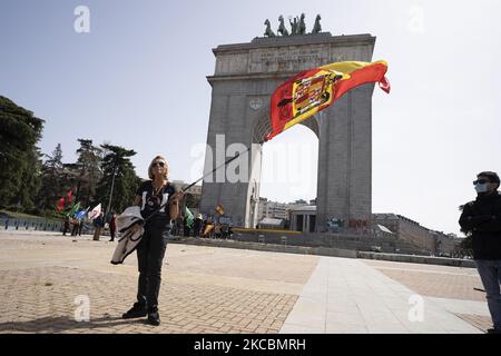 Le drapeau pré-constitutionnel espagnol flotte dans les airs lors d'un rassemblement de partisans de droite à Arco de la Victoria commémorant le 82nd anniversaire de l'entrée de Franco et d'autres forces rebelles à Madrid à la suite du coup d'État espagnol de juillet 1936 contre la deuxième République espagnole, sur 28 mars, 2021 à Madrid, Espagne. Le général Francisco Franco Bahamonde a été le dictateur de l'Espagne de 1939, après la fin de la guerre civile espagnole, jusqu'à sa mort en 1975. (Photo par Oscar Gonzalez/NurPhoto) Banque D'Images