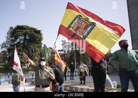 Le drapeau pré-constitutionnel espagnol flotte dans les airs lors d'un rassemblement de partisans de droite à Arco de la Victoria commémorant le 82nd anniversaire de l'entrée de Franco et d'autres forces rebelles à Madrid à la suite du coup d'État espagnol de juillet 1936 contre la deuxième République espagnole, sur 28 mars, 2021 à Madrid, Espagne. Le général Francisco Franco Bahamonde a été le dictateur de l'Espagne de 1939, après la fin de la guerre civile espagnole, jusqu'à sa mort en 1975. (Photo par Oscar Gonzalez/NurPhoto) Banque D'Images