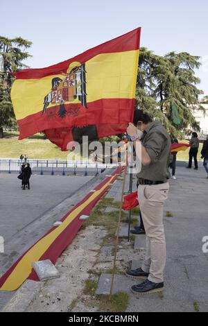 Le drapeau pré-constitutionnel espagnol flotte dans les airs lors d'un rassemblement de partisans de droite à Arco de la Victoria commémorant le 82nd anniversaire de l'entrée de Franco et d'autres forces rebelles à Madrid à la suite du coup d'État espagnol de juillet 1936 contre la deuxième République espagnole, sur 28 mars, 2021 à Madrid, Espagne. Le général Francisco Franco Bahamonde a été le dictateur de l'Espagne de 1939, après la fin de la guerre civile espagnole, jusqu'à sa mort en 1975. (Photo par Oscar Gonzalez/NurPhoto) Banque D'Images