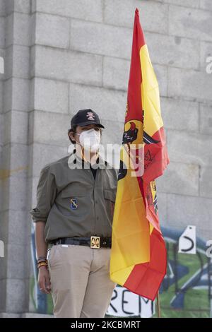 Le drapeau pré-constitutionnel espagnol flotte dans les airs lors d'un rassemblement de partisans de droite à Arco de la Victoria commémorant le 82nd anniversaire de l'entrée de Franco et d'autres forces rebelles à Madrid à la suite du coup d'État espagnol de juillet 1936 contre la deuxième République espagnole, sur 28 mars, 2021 à Madrid, Espagne. Le général Francisco Franco Bahamonde a été le dictateur de l'Espagne de 1939, après la fin de la guerre civile espagnole, jusqu'à sa mort en 1975. (Photo par Oscar Gonzalez/NurPhoto) Banque D'Images