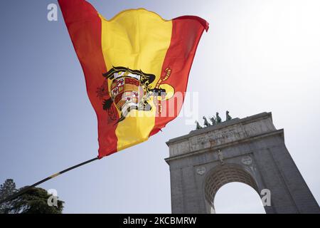 Le drapeau pré-constitutionnel espagnol flotte dans les airs lors d'un rassemblement de partisans de droite à Arco de la Victoria commémorant le 82nd anniversaire de l'entrée de Franco et d'autres forces rebelles à Madrid à la suite du coup d'État espagnol de juillet 1936 contre la deuxième République espagnole, sur 28 mars, 2021 à Madrid, Espagne. Le général Francisco Franco Bahamonde a été le dictateur de l'Espagne de 1939, après la fin de la guerre civile espagnole, jusqu'à sa mort en 1975. (Photo par Oscar Gonzalez/NurPhoto) Banque D'Images