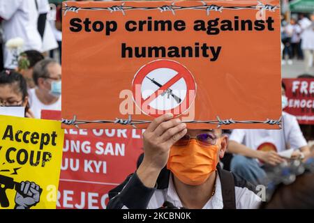 Un homme tenant un panneau portant la mention « Stop crime contre l'humanité » « faisant une prière contre le coup d'état du Myanmar à Taipei, Taïwan, sur 28 mars 2021. Des milliers de ressortissants du Myanmar et de Taiwanais se sont réunis ce dimanche après-midi pour montrer leur soutien aux manifestants anti-coup et prier pour ceux qui ont été tués par le gouvernement militaire du Myanmar.(photo de Jose Lopes Amaral/NurPhoto) Banque D'Images