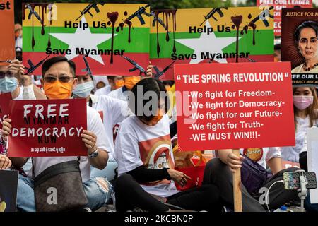 Groupe de personnes tenant un panneau portant la mention ''Myanmar libre'', 'Enregistrer le Myanmar', ''la révolution printanière'' 'faisant une prière contre le coup d'Etat du Myanmar à Taipei, Taiwan, sur 28 mars 2021. Des milliers de ressortissants du Myanmar et de Taiwanais se sont réunis ce dimanche après-midi pour montrer leur soutien aux manifestants anti-coup et prier pour ceux qui ont été tués par le gouvernement militaire du Myanmar.(photo de Jose Lopes Amaral/NurPhoto) Banque D'Images