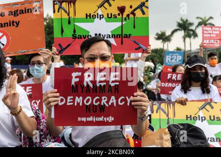 Homme tenant un panneau portant la mention ''Free Myanmar'', et 'Democratie now', 'faisant une prière contre le coup d'Etat du Myanmar à Taipei, Taiwan, sur 28 mars 2021. Des milliers de ressortissants du Myanmar et de Taiwanais se sont réunis ce dimanche après-midi pour montrer leur soutien aux manifestants anti-coup et prier pour ceux qui ont été tués par le gouvernement militaire du Myanmar.(photo de Jose Lopes Amaral/NurPhoto) Banque D'Images