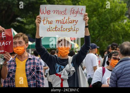 Un homme portant un panneau portant la mention « nous devons combattre la dictature militaire » lors d'une prière de protestation contre le coup d'état du Myanmar à Taipei, Taïwan, sur 28 mars 2021. Des milliers de ressortissants du Myanmar et de Taiwanais se sont réunis ce dimanche après-midi pour montrer leur soutien aux manifestants anti-coup et prier pour ceux qui ont été tués par le gouvernement militaire du Myanmar.(photo de Jose Lopes Amaral/NurPhoto) Banque D'Images
