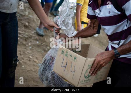 La rivière Arauca à Arauquita, Colombie sur 28 mars 2021 est le lieu dans lequel les familles de la municipalité vénézuélienne de la Victoria traversent des radeaux avec certains de leurs effets essayant de fuir la guerre et la mort. La situation compte des milliers de Vénézuéliens dans des abris temporaires qui sont peu à peu à court de places disponibles. Des centaines de vénézuéliens ont commencé un exode au milieu de la douleur et de l'incertitude, vers la municipalité d'arauquita en territoire colombien. (Photo par Vannessa Jimenez G/NurPhoto) Banque D'Images