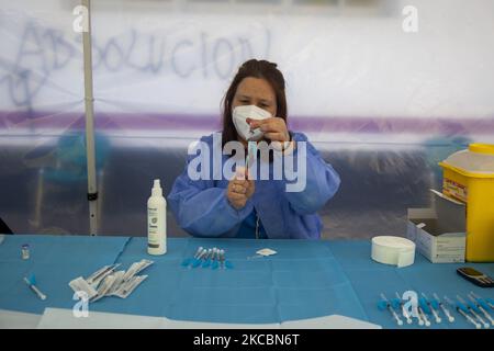 Une infirmière du Service de santé de la Principauté des Asturies (SESPA) prépare les doses de Pfizer pour commencer la vaccination des personnes de plus de 80 ans convoquées. Sur 25 mars 2021 à Noreña, Asturies, Espagne. (Photo d'Alvaro Fuente/NurPhoto) Banque D'Images