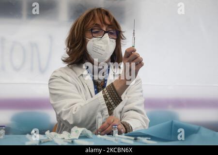 Une infirmière du Service de santé de la Principauté des Asturies (SESPA) prépare les doses de Pfizer pour commencer la vaccination des personnes de plus de 80 ans convoquées. Sur 25 mars 2021 à Noreña, Asturies, Espagne. (Photo d'Alvaro Fuente/NurPhoto) Banque D'Images