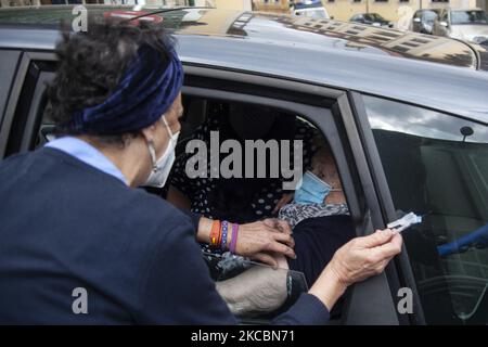 Une infirmière bénévole du service de santé de la Principauté des Asturies vaccine une femme âgée assise dans sa voiture avec une dose de Pfizer. Sur 25 mars 2021 à Noreña, Asturies, Espagne. (Photo d'Alvaro Fuente/NurPhoto) Banque D'Images