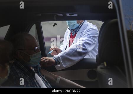 Une infirmière bénévole du service de santé de la Principauté des Asturies vaccine un homme âgé assis dans sa voiture avec une dose de Pfizer. Sur 25 mars 2021 à Noreña, Asturies, Espagne. (Photo d'Alvaro Fuente/NurPhoto) Banque D'Images