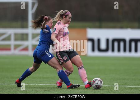 Molly SHARPE de Durham Women en en action avec Ocean ROLANDSEN lors du match de championnat féminin FA entre Durham Women FC et Sheffield United au château de Maiden, à Durham City, en Angleterre, le 28th mars 2021. (Photo de Mark Fletcher/MI News/NurPhoto) Banque D'Images