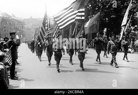 Défilé de la première Guerre mondiale dirigé par le général John Pershing sur la Cinquième Avenue, New York, 1919. Banque D'Images