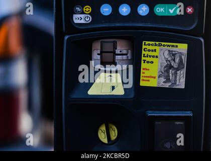 Un autocollant qui lit « les lockdown coûtent aussi des vies » vu sur un compteur de stationnement dans le centre de Dublin pendant le lockdown de niveau 5 COVID-19. Lundi, 29 mars 2021, à Dublin, Irlande. (Photo par Artur Widak/NurPhoto) Banque D'Images