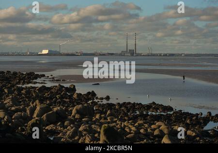 Vue sur la baie de Dublin depuis Seapoint, Dublin, pendant le confinement de niveau 5 de COVID-19. Lundi, 29 mars 2021, à Dublin, Irlande. (Photo par Artur Widak/NurPhoto) Banque D'Images