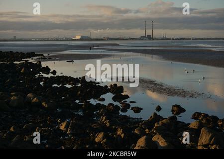 Vue sur la baie de Dublin depuis Seapoint, Dublin, pendant le confinement de niveau 5 de COVID-19. Lundi, 29 mars 2021, à Dublin, Irlande. (Photo par Artur Widak/NurPhoto) Banque D'Images