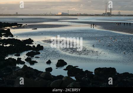 Vue sur la baie de Dublin depuis Seapoint, Dublin, pendant le confinement de niveau 5 de COVID-19. Lundi, 29 mars 2021, à Dublin, Irlande. (Photo par Artur Widak/NurPhoto) Banque D'Images