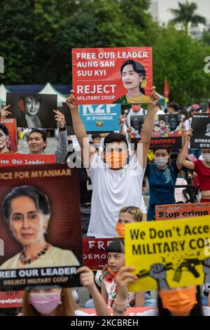 L'homme birman tient le signe de lecture "libérer notre leader Auung San Kyi et rejeter le coup d'Etat militaire à Taipei, Taiwan, on 28 mars 2021. Des milliers de ressortissants du Myanmar et de Taïwan se sont réunis dimanche après-midi pour manifester leur soutien aux manifestants anti-coup d'État et prier pour ceux qui ont été tués par le gouvernement militaire du Myanmar. (Photo par Jose Lopes Amaral/NurPhoto) Banque D'Images