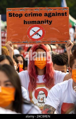 Une jeune femme portant un panneau portant la mention « Stop crime Against Humanity » à Taipei, Taïwan, on 28 mars 2021. Des milliers de ressortissants du Myanmar et de Taïwan se sont réunis dimanche après-midi pour manifester leur soutien aux manifestants anti-coup d'État et prier pour ceux qui ont été tués par le gouvernement militaire du Myanmar. (Photo par Jose Lopes Amaral/NurPhoto) Banque D'Images