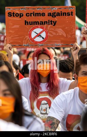 Une jeune femme portant un panneau portant la mention « Stop crime Against Humanity » à Taipei, Taïwan, on 28 mars 2021. Des milliers de ressortissants du Myanmar et de Taïwan se sont réunis dimanche après-midi pour manifester leur soutien aux manifestants anti-coup d'État et prier pour ceux qui ont été tués par le gouvernement militaire du Myanmar. (Photo par Jose Lopes Amaral/NurPhoto) Banque D'Images