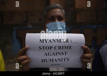 Les militants népalais des droits de l'homme tiennent des pancartes lors de manifestations contre le coup d'État militaire du Myanmar devant la Maison des Nations Unies à Pulchowk, Lalitpur, Népal, mardi, 30 mars 2021. (Photo de Narayan Maharajan/NurPhoto) Banque D'Images